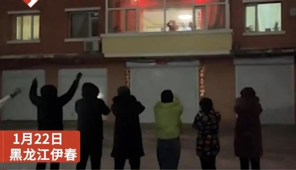 老人没有太阳在-40℃透过窗户拜年:拜年固然重要,但老人的健康更重要